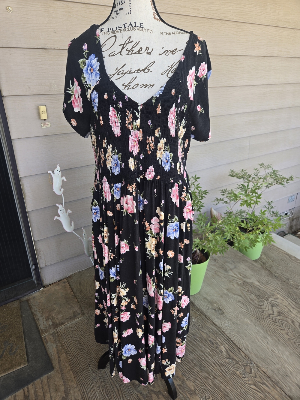 Torrid Midi Dress. Smocked  V Neck. Shirt Sleeve. With Pockets. Size 2XL